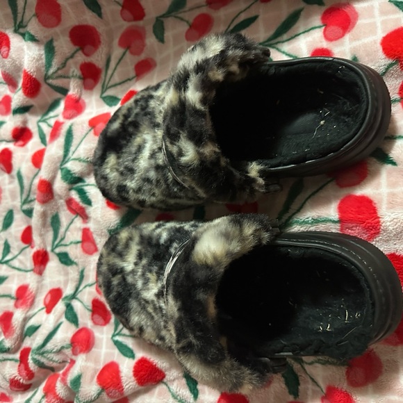Fuzzy Leopard Print Crocs - Picture 3 of 3
